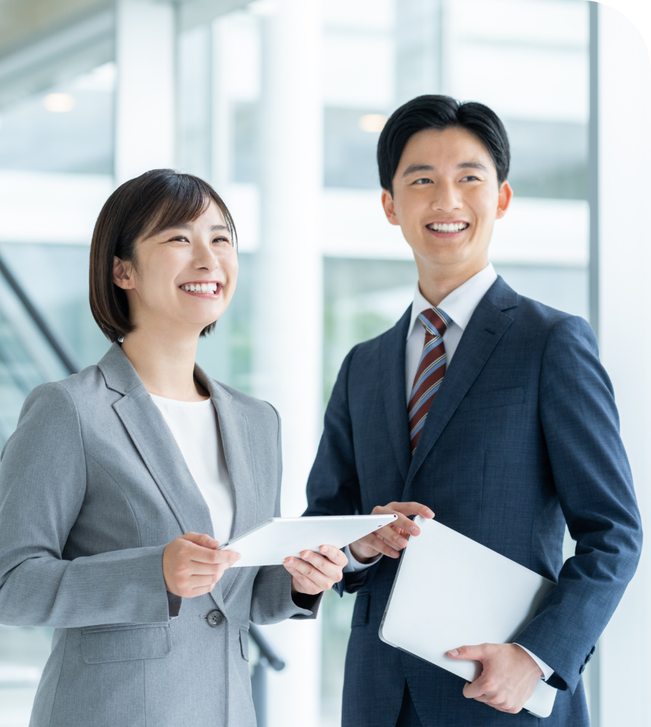 スーツを着た笑顔の若い男女